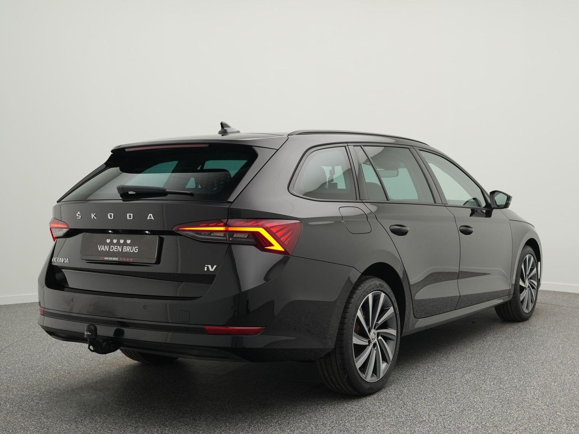 Skoda Octavia Combi 1.4 TSI 204 pk DSG iV PHEV Ambition | Tr, Stof, Gebruikt, 4 cilinders, 1553 kg