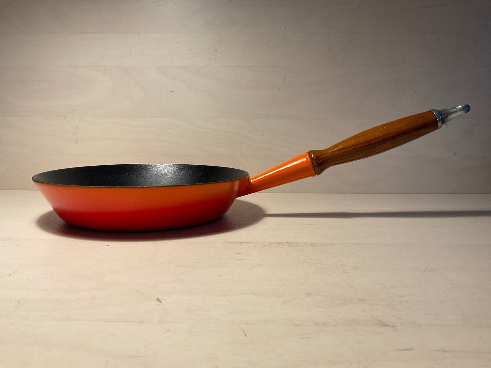 Le Creuset koekenpan 24 cm oranje emaille in goede staat, Koekenpan, Gebruikt, Gietijzer, Le Creuset
