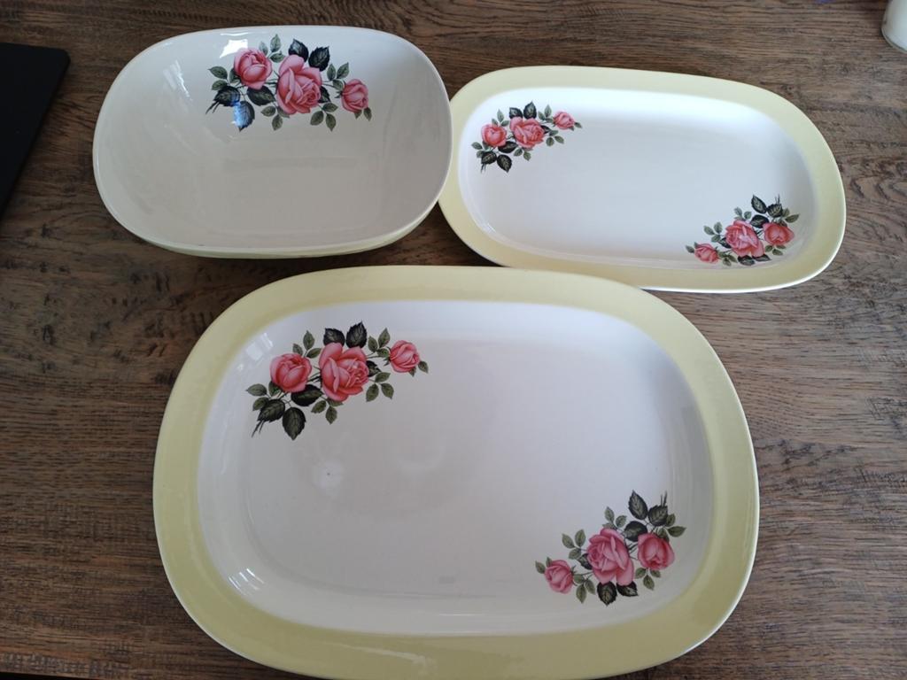 Petrus Regout vintage schalen met rozenmotief, Antiek en Kunst, Antiek | Servies los, Ophalen of Verzenden