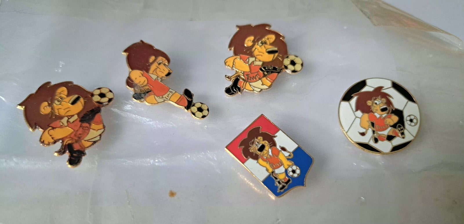 nieuw 5x vintage pins dutchy leeuwen mascotte jaren 90, Verzamelen, Ophalen of Verzenden, Nieuw, Figuurtje, Speldje of Pin