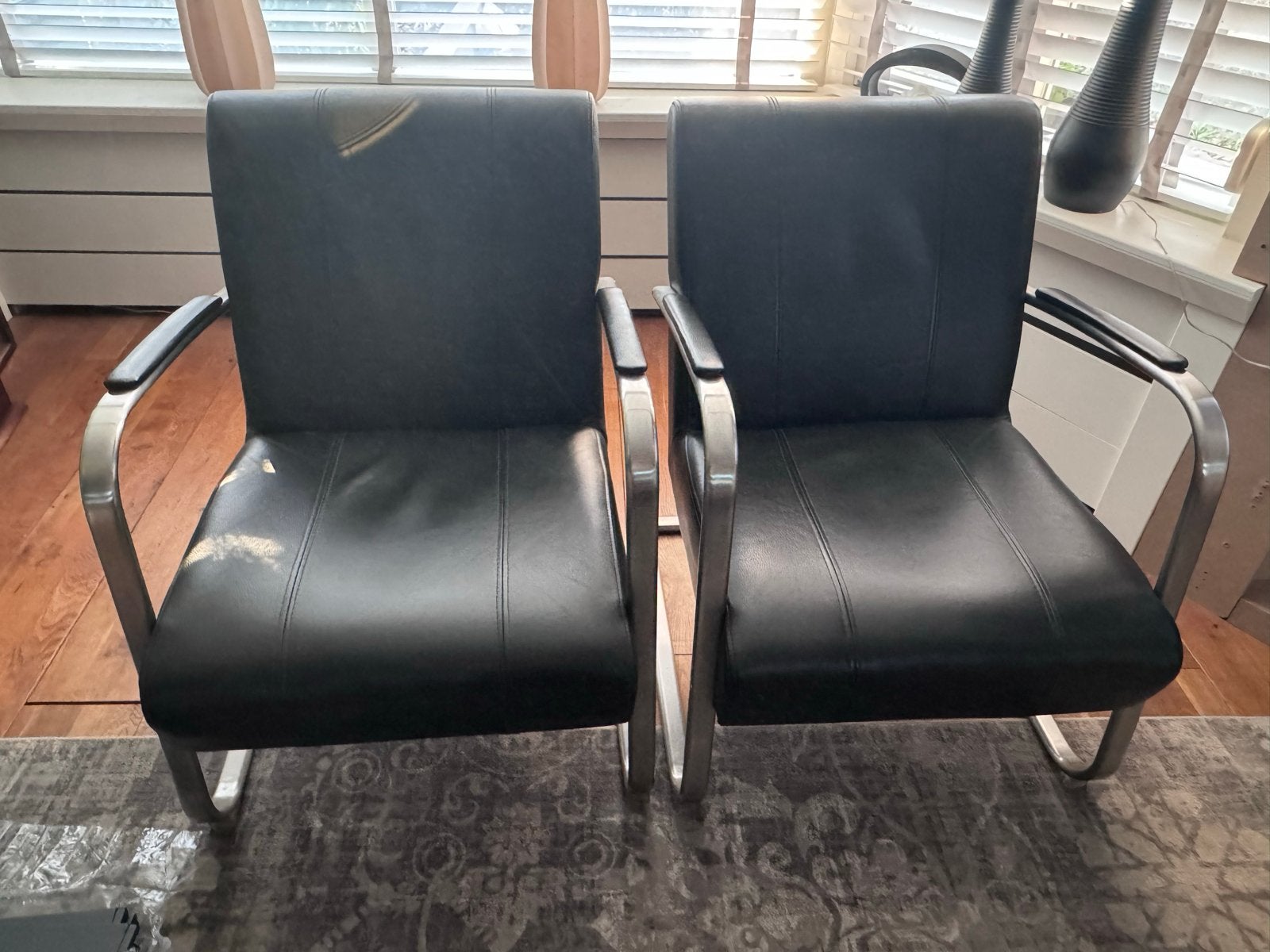 2 zwarte leren fauteuils met chromen frame en hocker, Ophalen, Gebruikt, 50 tot 75 cm, Leer