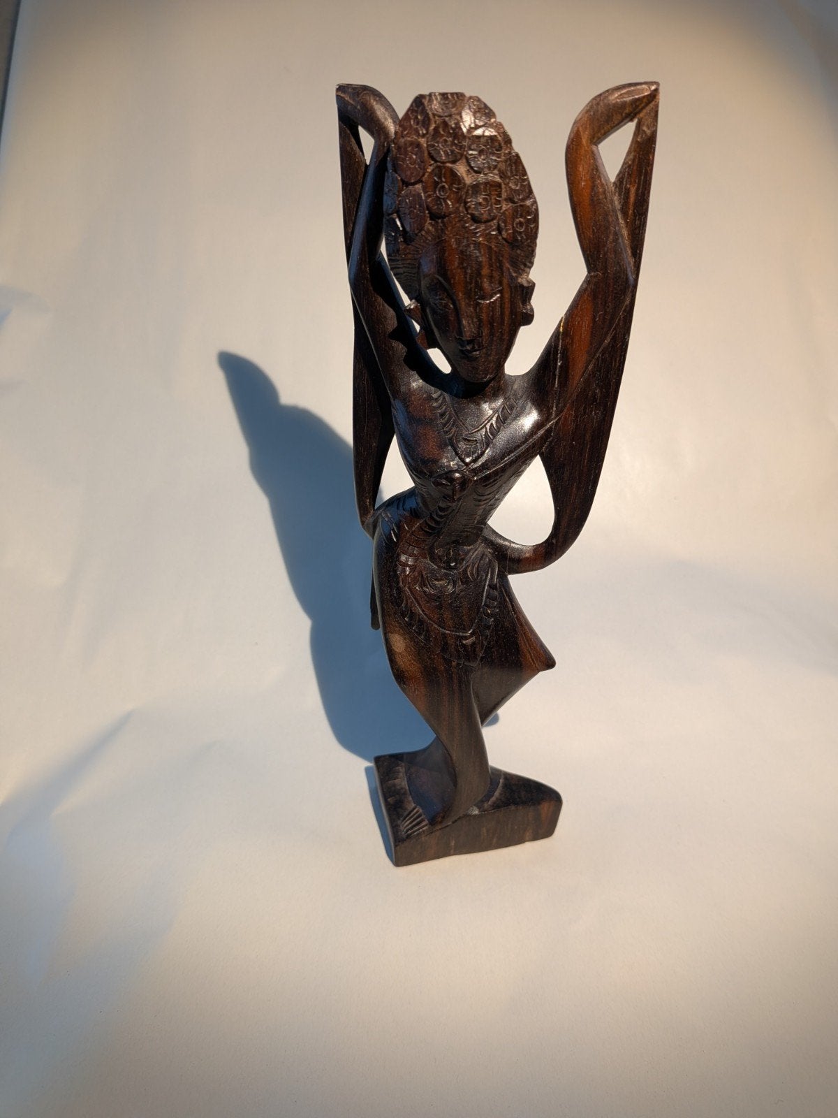 Javaans houtsnijwerk van danseres, ca 22cm hoog, Houtsnijwerk, Ophalen of Verzenden, Handgemaakt, 20 - 50 cm