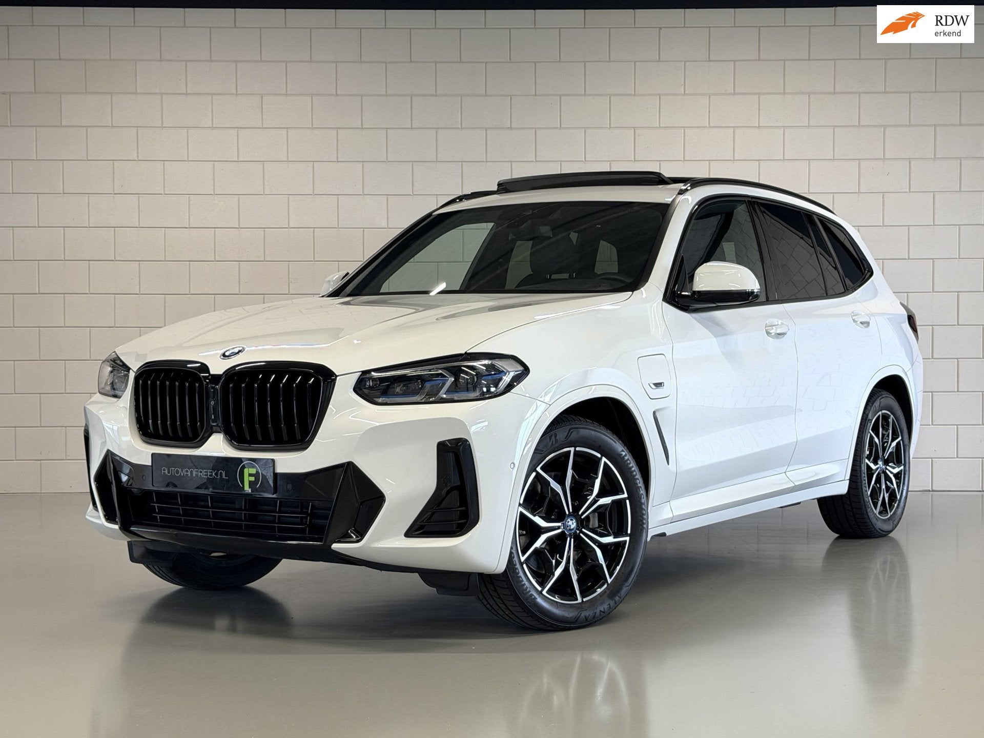 BMW X3 xDrive30e High Executive M Sport Shadow | PANO | TREK, 1998 cc, Lichtsensor, Gebruikt, 2000 kg
