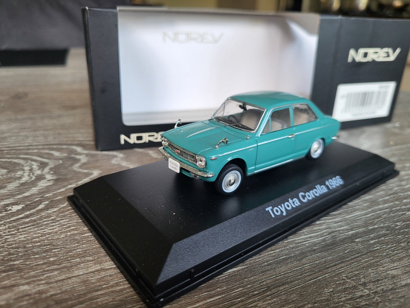 Toyota Corolla 1966 schaal 1:43