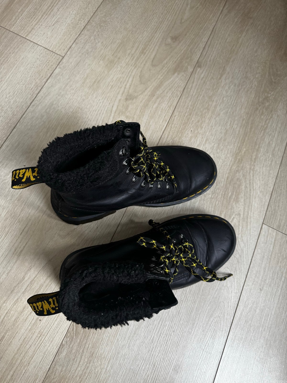 Dr. Martens 1460 Collar Laarzen - Zwart met Gele Veters, Ophalen, Gedragen, Zwart, Lage of Enkellaarzen