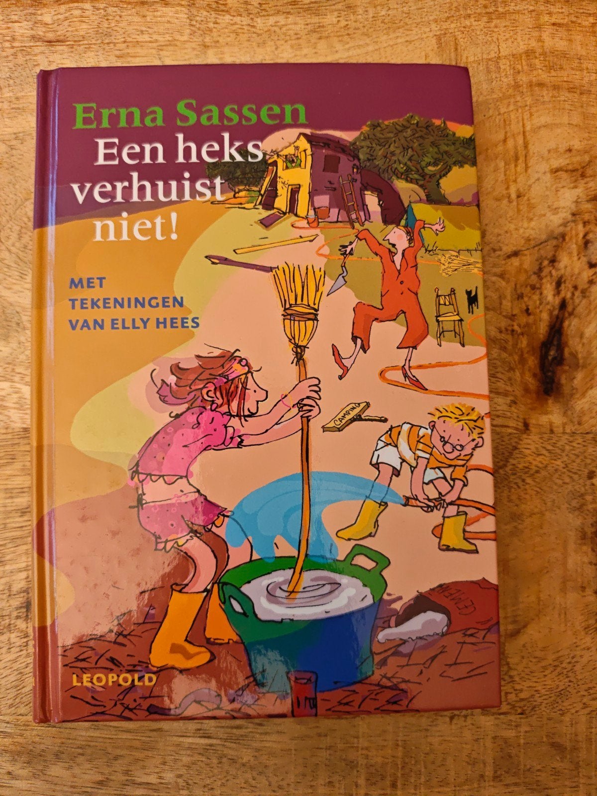 Erna Sassen - Een heks verhuist niet! (Kinderboek), Ophalen of Verzenden, Zo goed als nieuw