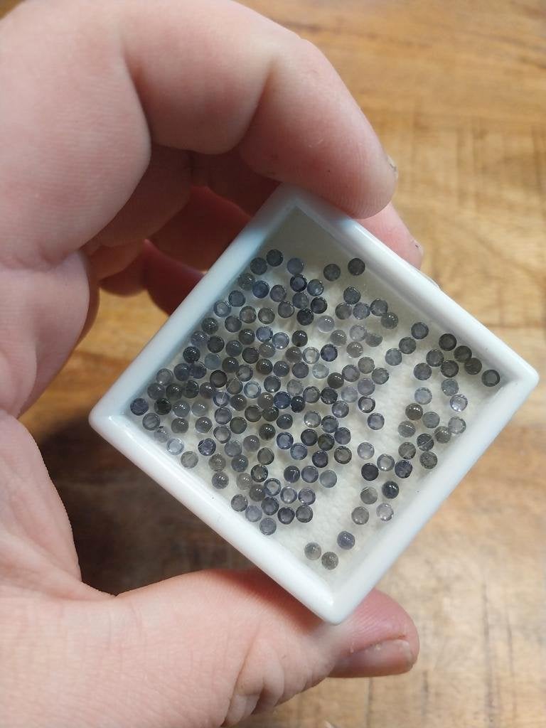 Doosje vol Ioliet cabochons, Verzamelen, Mineralen en Fossielen, Ophalen of Verzenden
