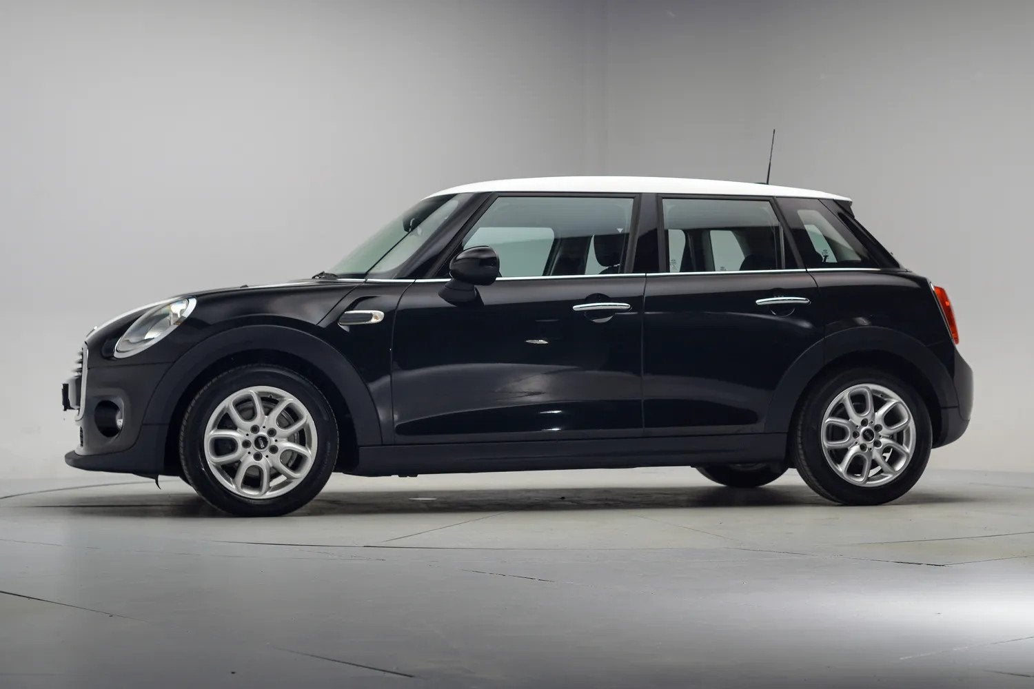 Foto 2 van MINI Cooper 1.5 Cooper Business [ Cruise Navi Airco ]