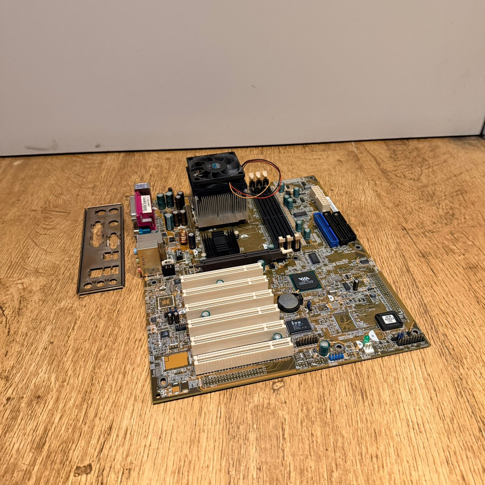 ASUS A7V8X defect + CPU + koeler + I/O shield, Computers en Software, Ophalen of Verzenden, Gebruikt, AMD, DDR