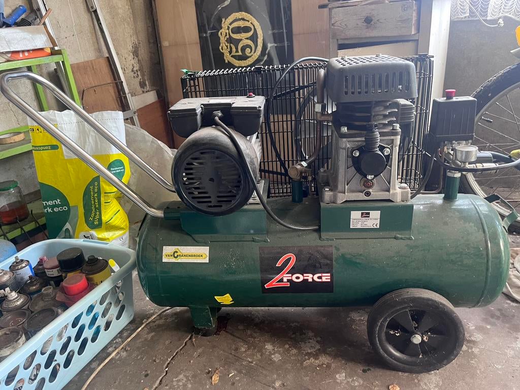 Grote compressor, Doe-het-zelf en Verbouw, Compressors, 25 tot 100 liter, Ophalen, Gebruikt, 200 tot 400 liter/min