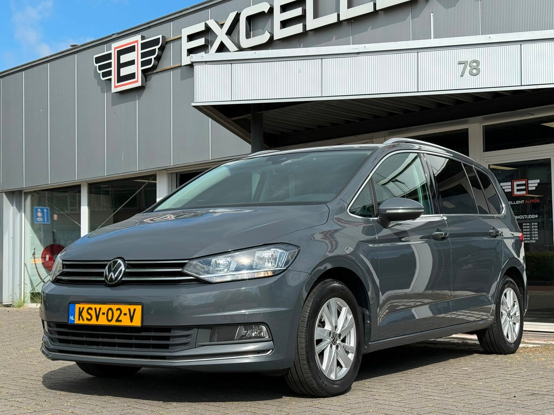 Volkswagen Touran 1.5 TSI DSG Highline | Navigatie | 7 P, Stof, Zwart, 4 cilinders, 150 pk