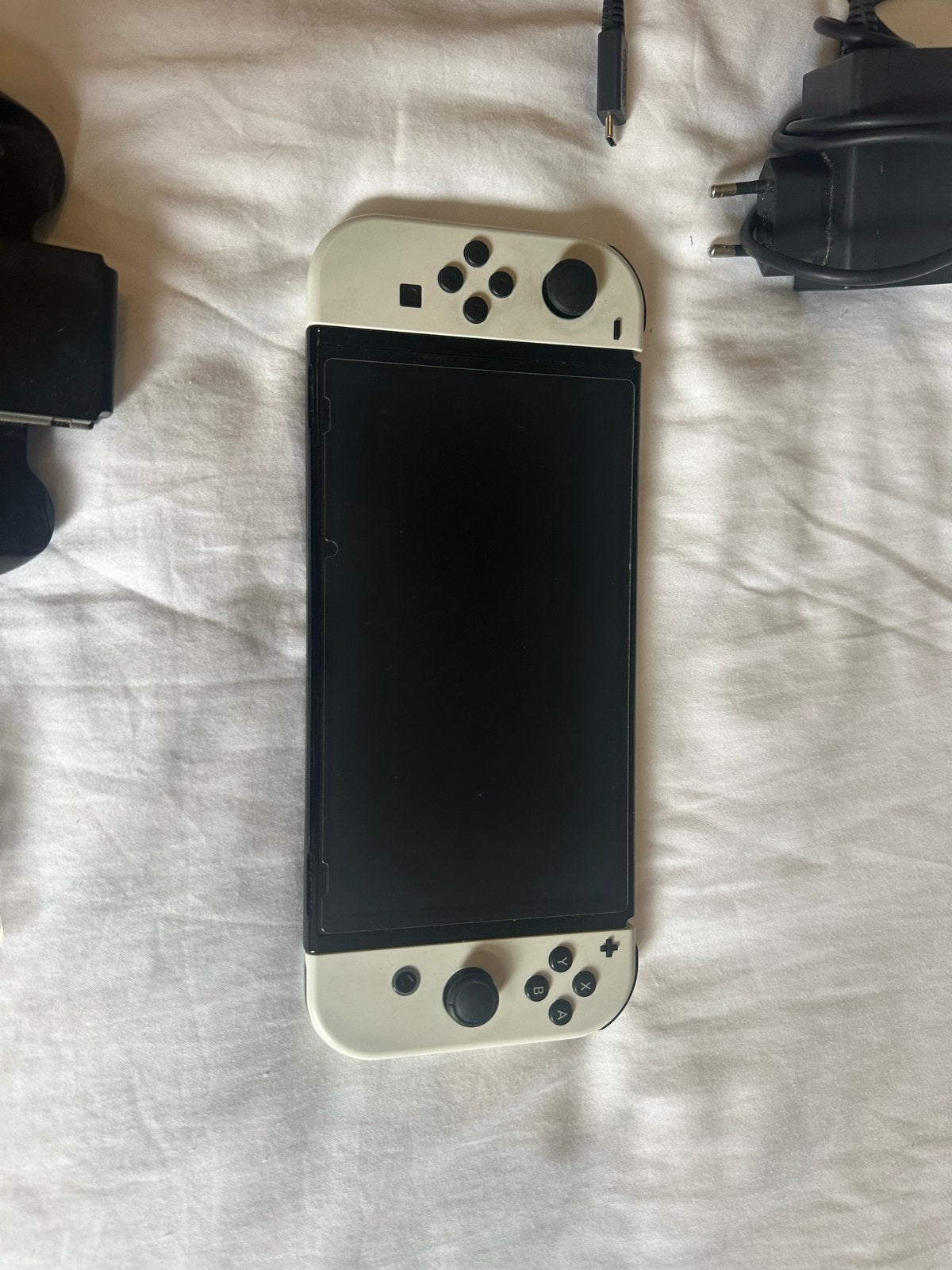 Foto 3 van Nintendo Switch OLED met 3 games en accessoires