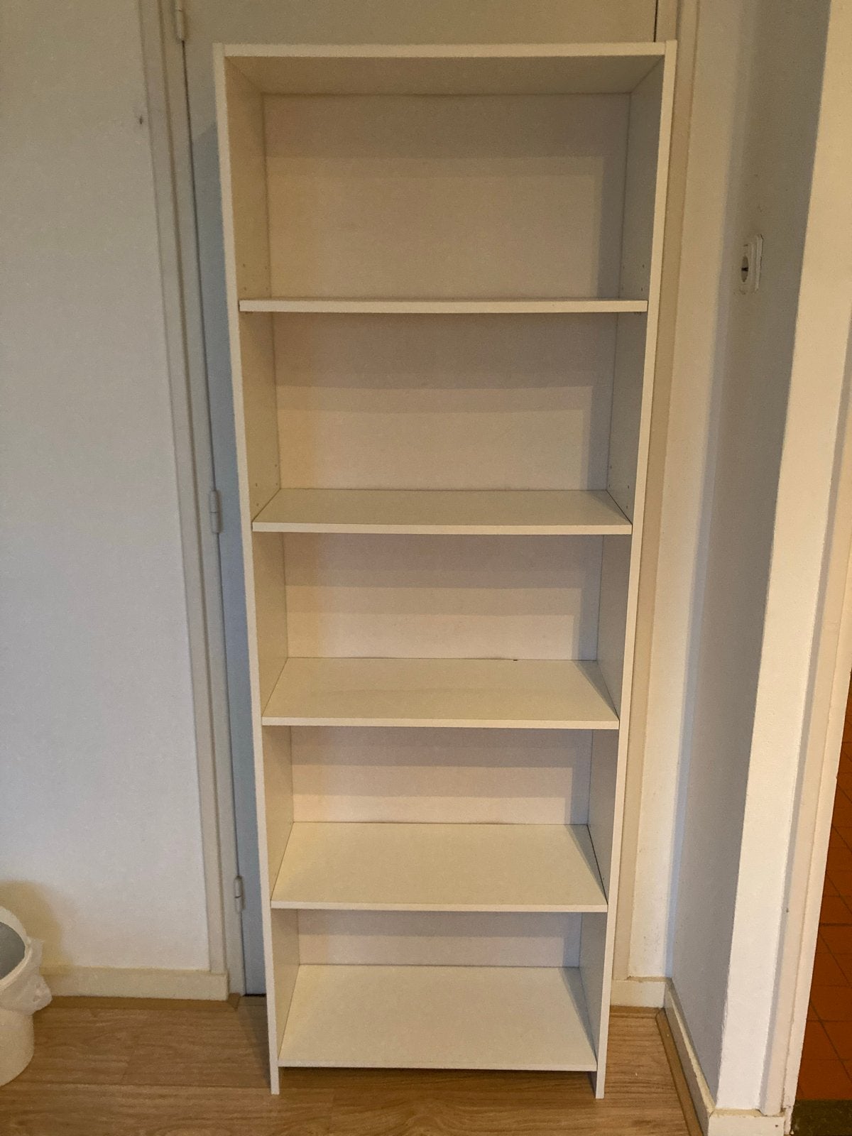 Witte smalle boekenkast met 5 planken, Ophalen, Met plank(en), Gebruikt, 50 tot 100 cm
