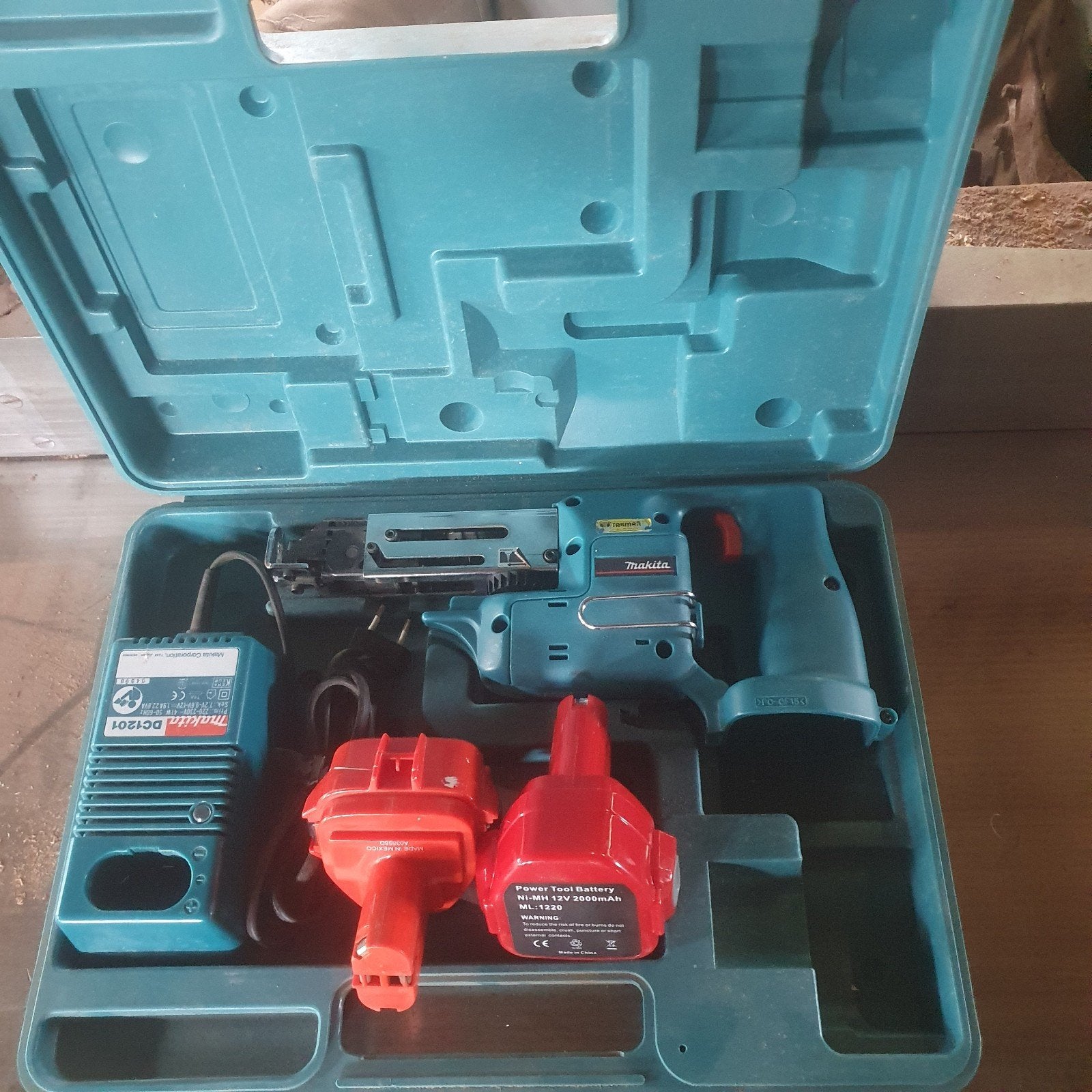 Makita 6843D Schroefmachine met lader en 2 accu's, Ophalen, Gebruikt, Variabele snelheid, Boor- en Schroefmachine