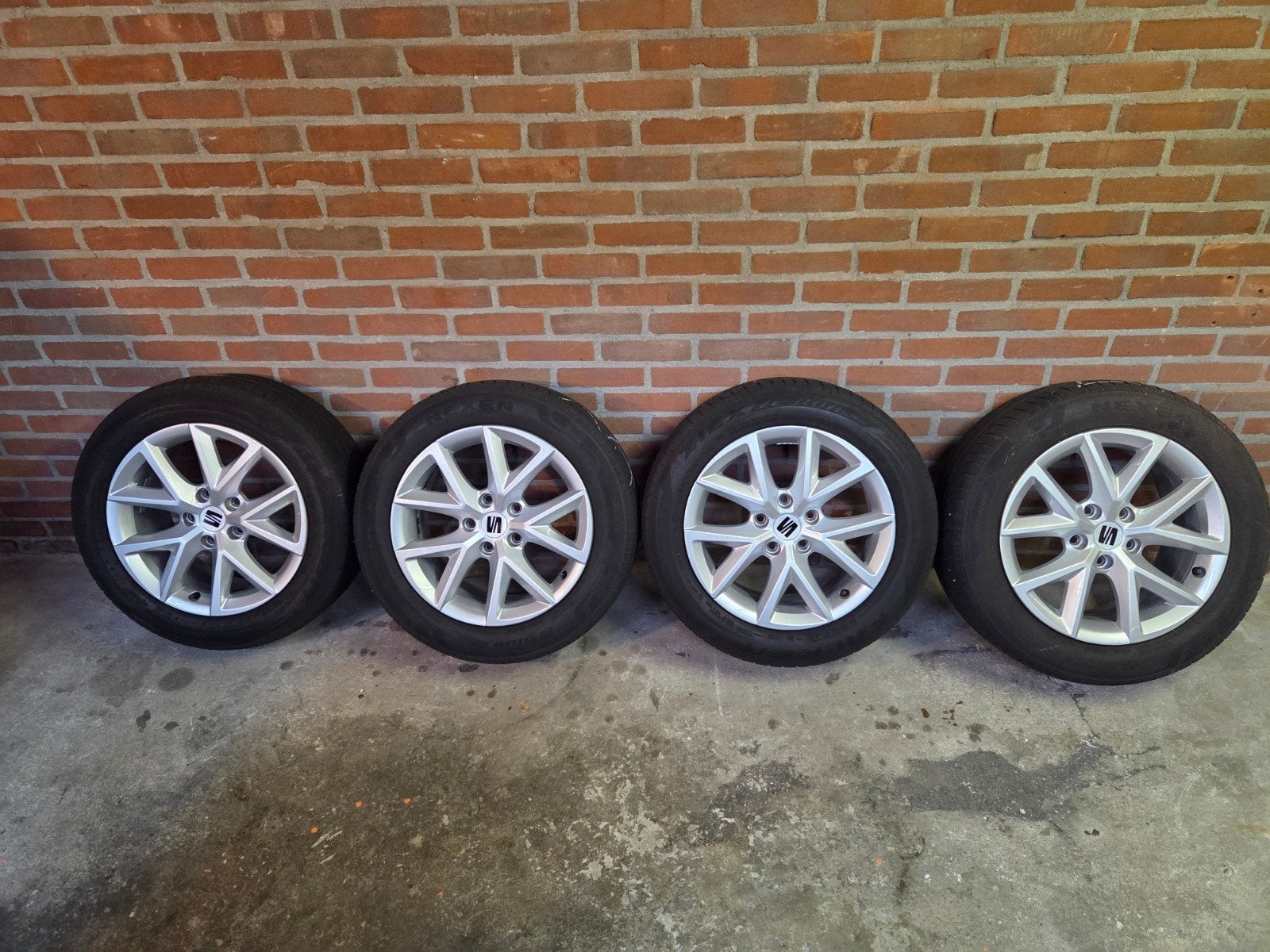 Originele Seat Leon (2023) velgen met all season band, Ophalen