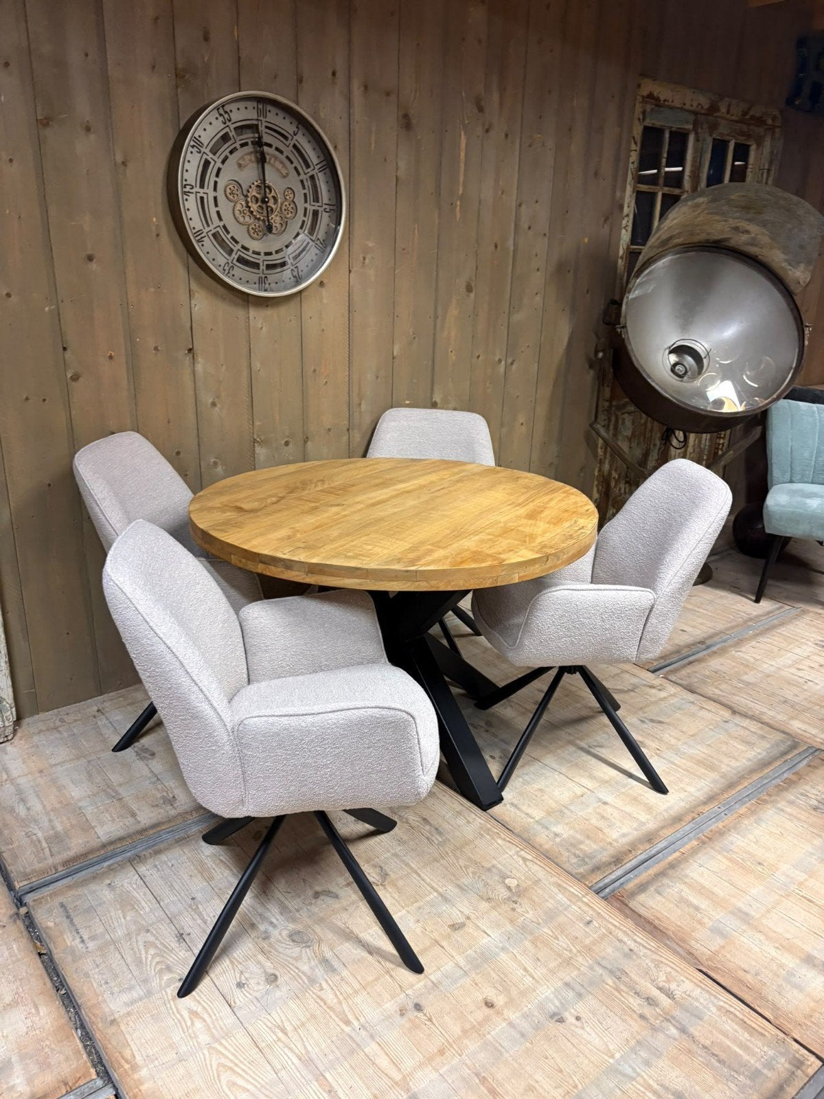 Mooie Eetkamerset met Ronde Mango Houten tafel en 4 stoelen, Ophalen of Verzenden
