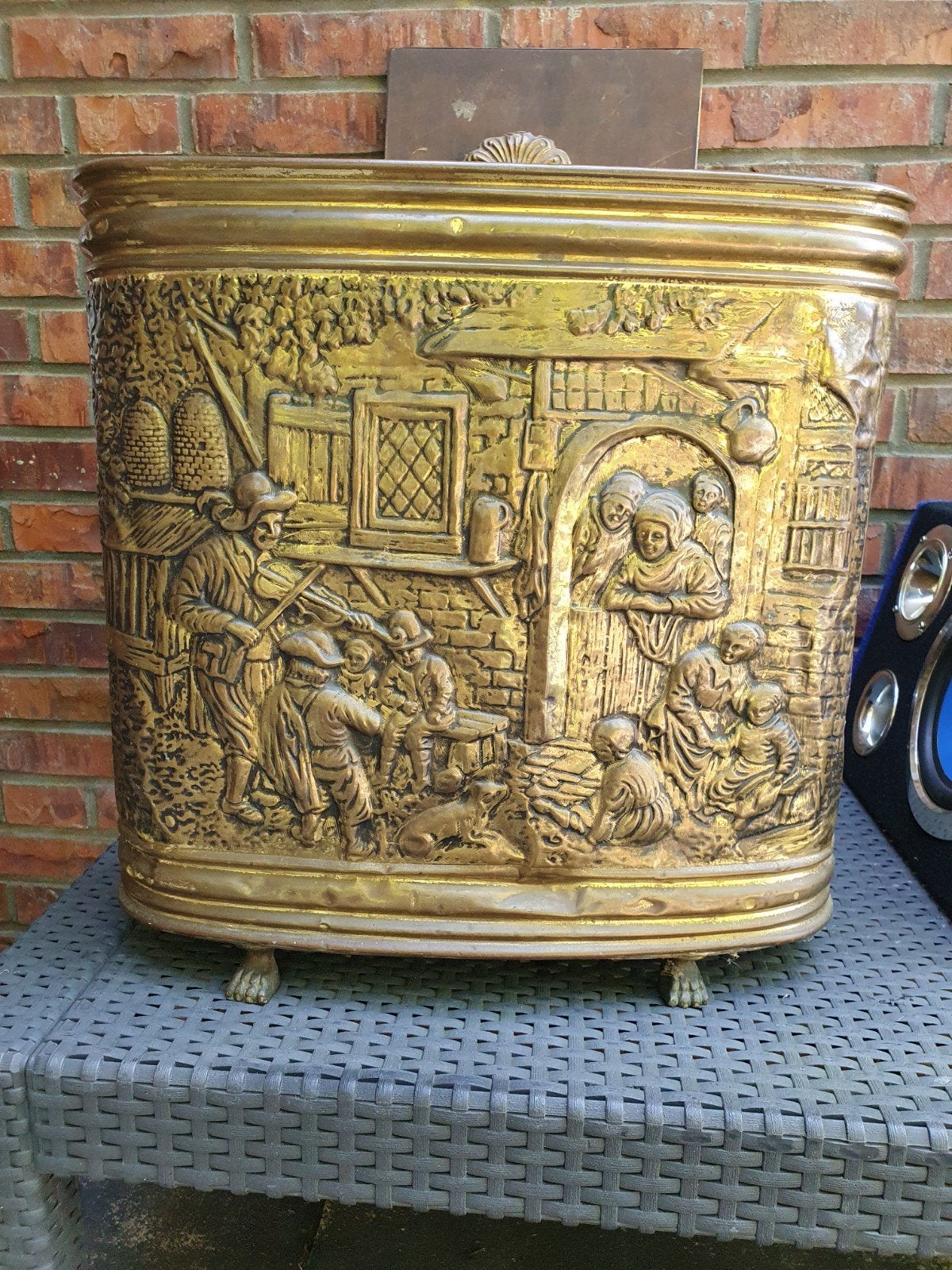 Antieke koperen kolenkit met reliëfdecoratie, Ophalen