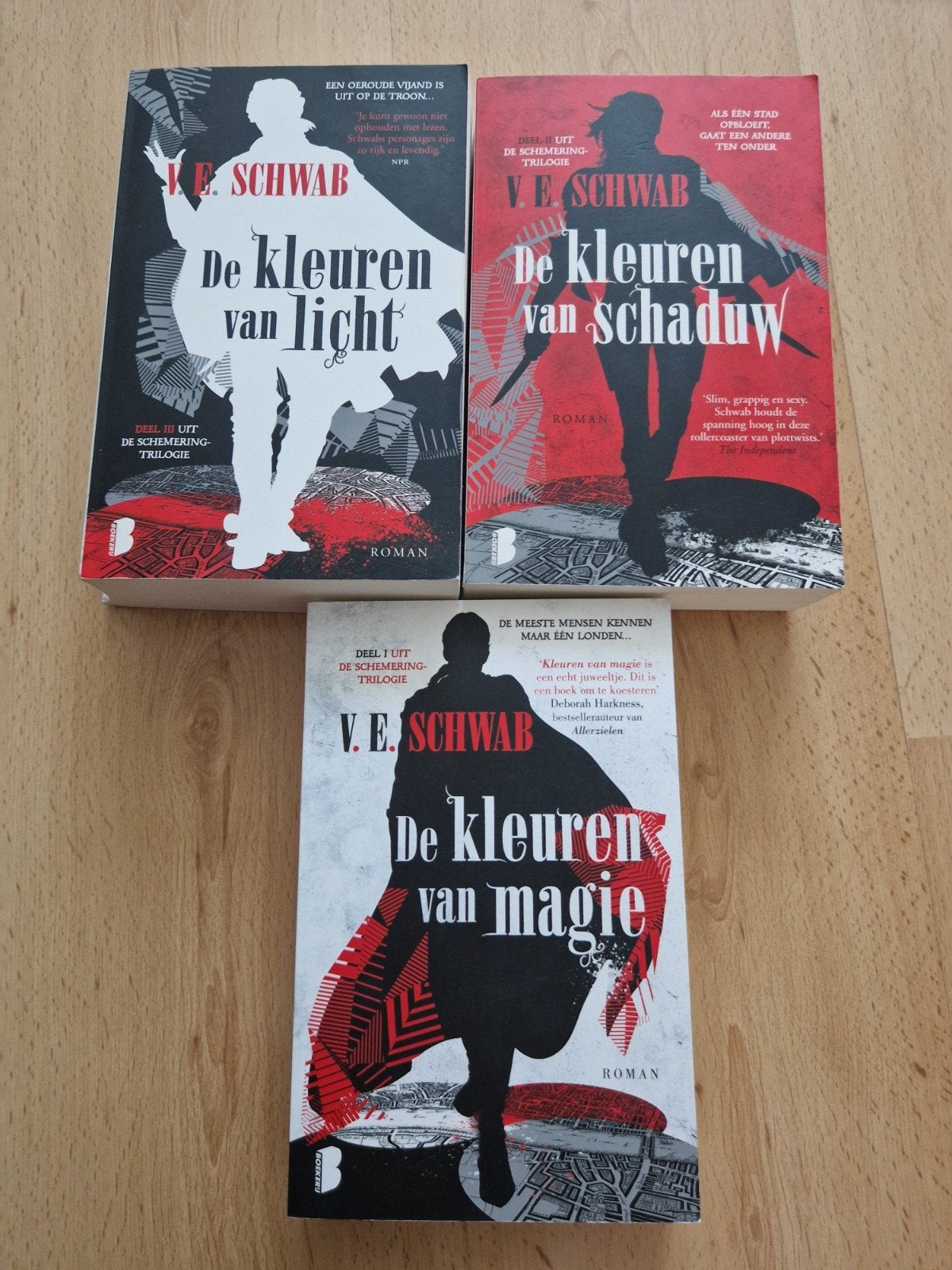 boeken v e schwab schemering 1 2 3 kleuren magie licht, Ophalen of Verzenden, Zo goed als nieuw