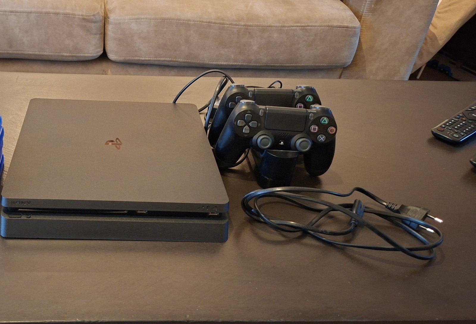 Sony PlayStation 1TB met oplaadstation en 2 controllers, Ophalen, Zo goed als nieuw, 1 TB, Met 2 controllers