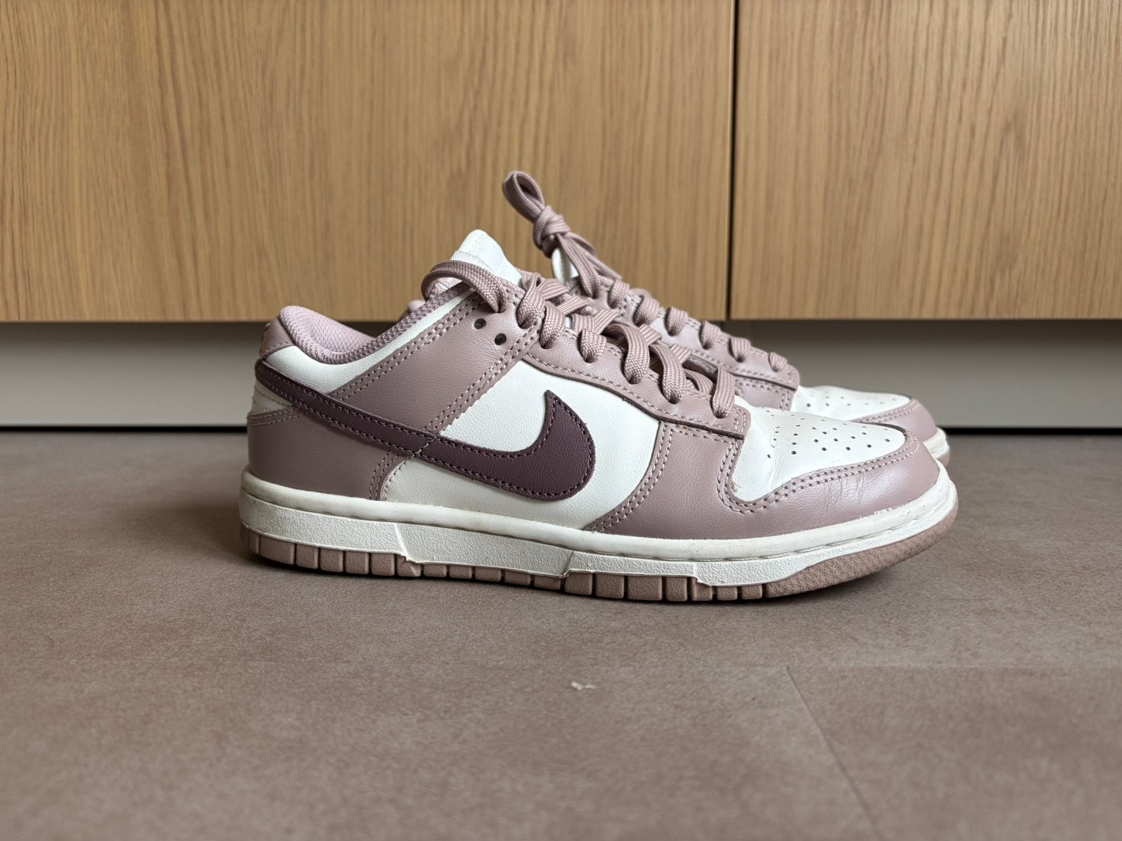 Nike Dunk Low, Ophalen of Verzenden, Zo goed als nieuw, Sneakers of Gympen