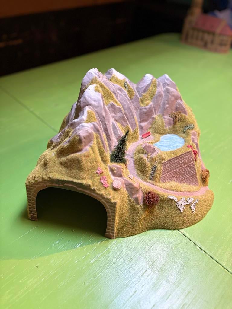 Modelbouw Landschapsornament - Berg met tunnel en meer, Ophalen of Verzenden, Zo goed als nieuw, 1:50 tot 1:144