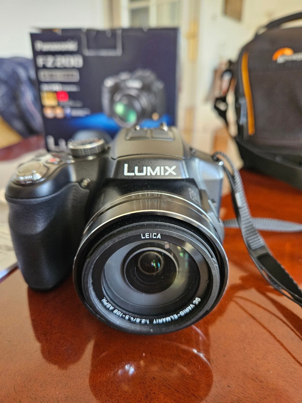 Panasonic Lumix FZ200 Bridgecamera met accessoires, Ophalen, Panasonic, Cameratas, Zo goed als nieuw