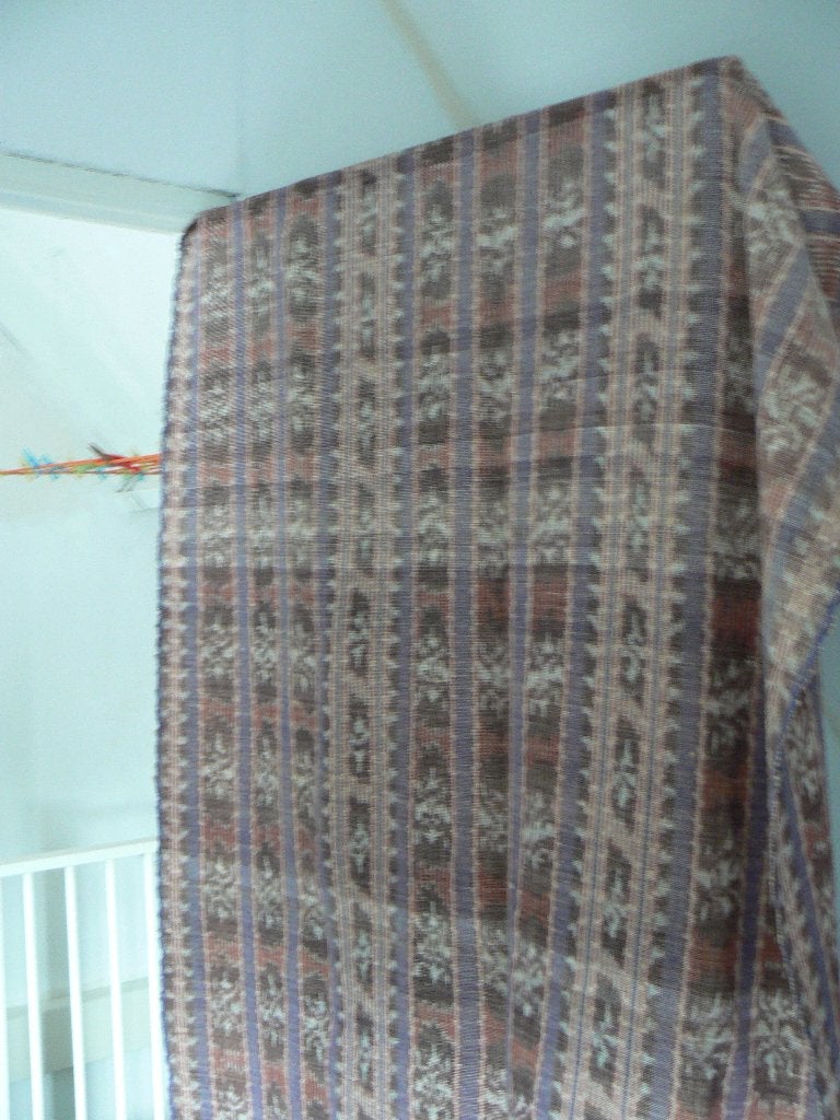 groot Ikat kleed, Ophalen