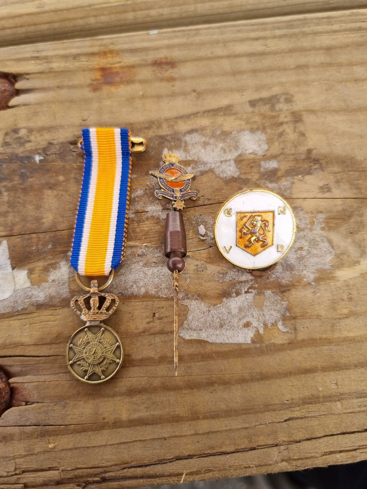 Set van 3 Nederlandse militaire insignes/medailles, Ophalen of Verzenden, Overige materialen, Nederland