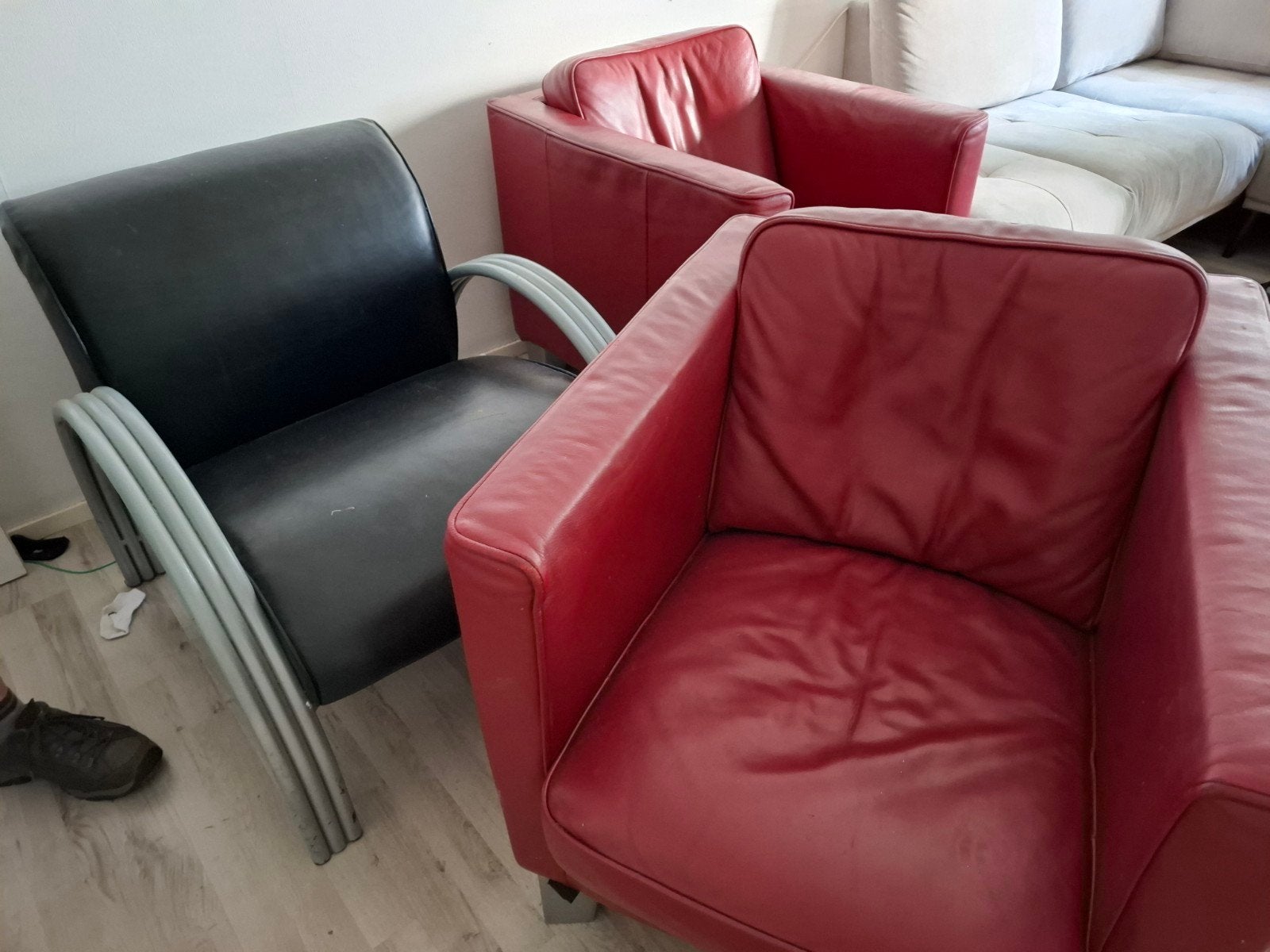 3 leren stoelen gratis af te halen, Ophalen