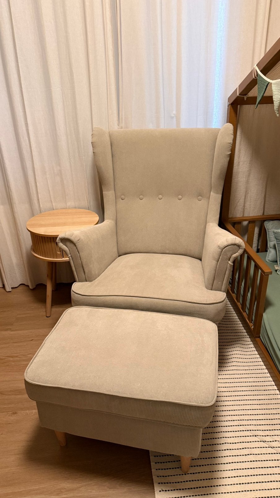 Ikea Strandmon fauteuil + voetenbank kleur Beige, Huis en Inrichting, Ophalen, 75 tot 100 cm, Zo goed als nieuw, 75 tot 100 cm