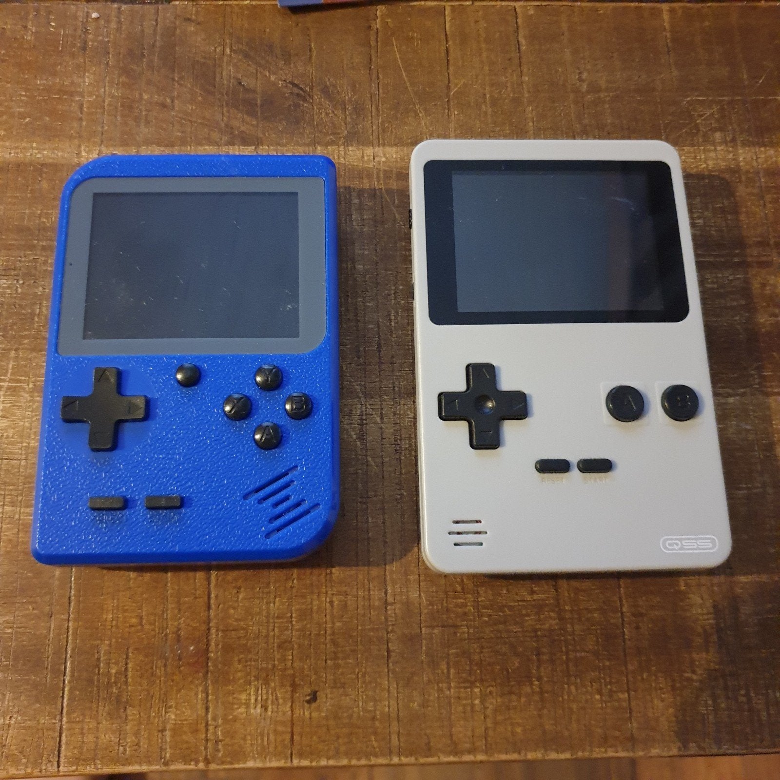 2x Retro Gaming Handheld Console - Blauw & Wit, Spelcomputers en Games, Spelcomputers | Overige, Ophalen, Overige merken, Zo goed als nieuw