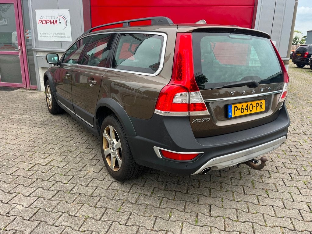 Volvo XC70 2.4 D5 215pk AWD Summum / Trekhaak max. 2.100kg /, Auto's, Volvo, Euro 5, Gebruikt, Zwart, Bruin