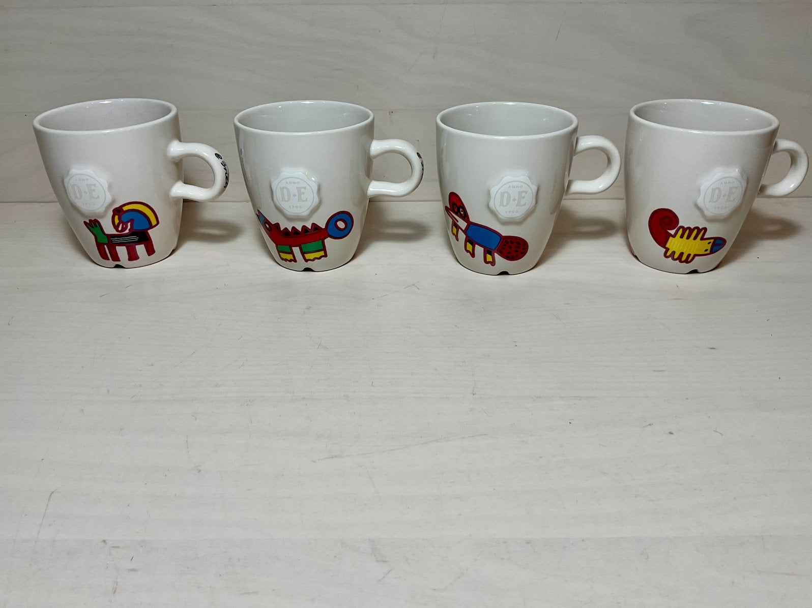 Complete set van vier Briels mokken voor Douwe Egberts, Ophalen of Verzenden, Zo goed als nieuw, Overige stijlen, Kop(pen) en/of Schotel(s)