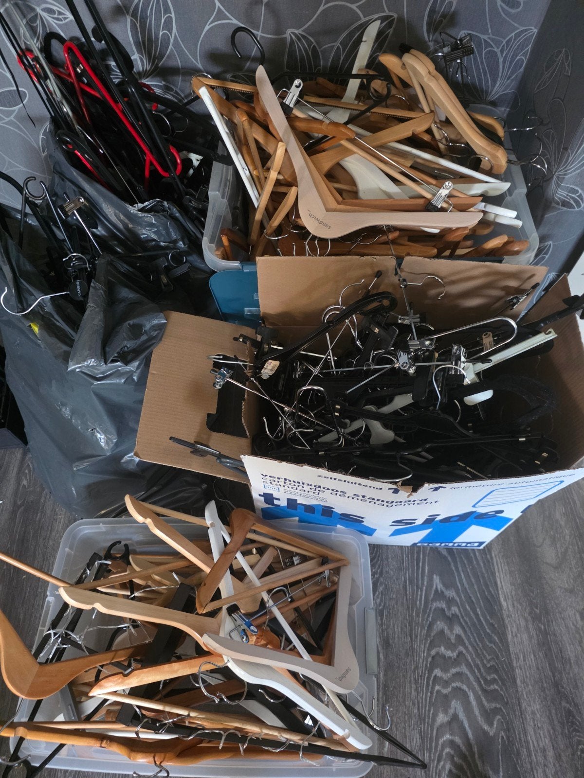 Kledinghangers stuk of 300 of meer., Kleding | Dames, Ophalen, Zo goed als nieuw, Hout, Volwassenen