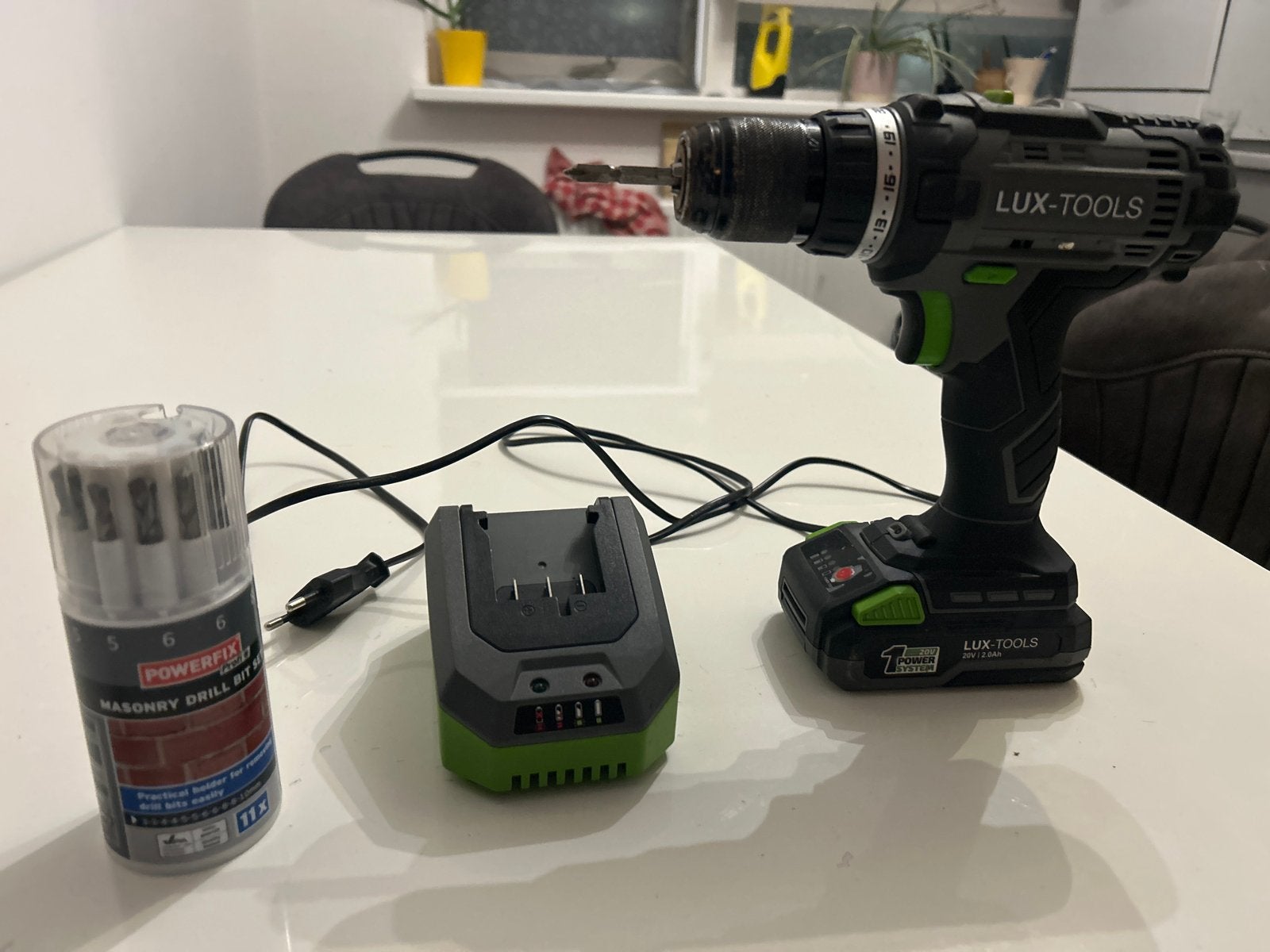 Lux-Tools Accuboormachine met Oplader en Borenset, Ophalen of Verzenden, Minder dan 400 watt, Klopboormechanisme, Zo goed als nieuw