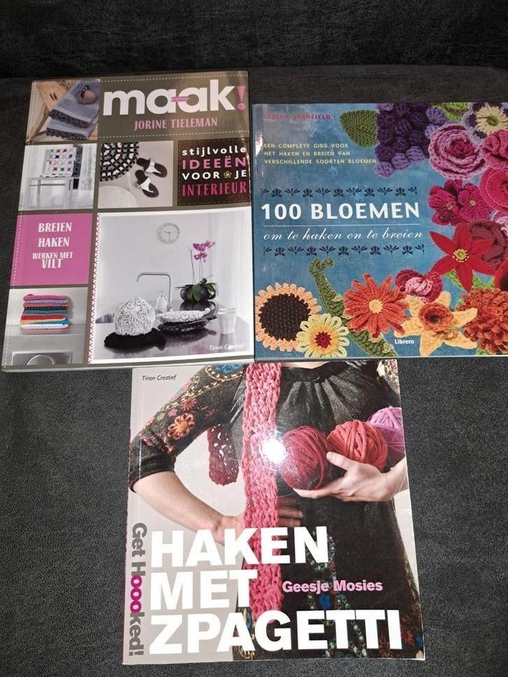 2 leuke haakboeken/handwerkboeken, Hobby en Vrije tijd, Breien en Haken, Ophalen of Verzenden, Zo goed als nieuw, Breien of Haken