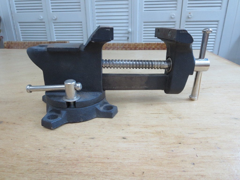Bankschroef Stanley, spanbreedte 100 mm,  draaibare voet, Ophalen of Verzenden, Zo goed als nieuw, Bankschroef, Stanley