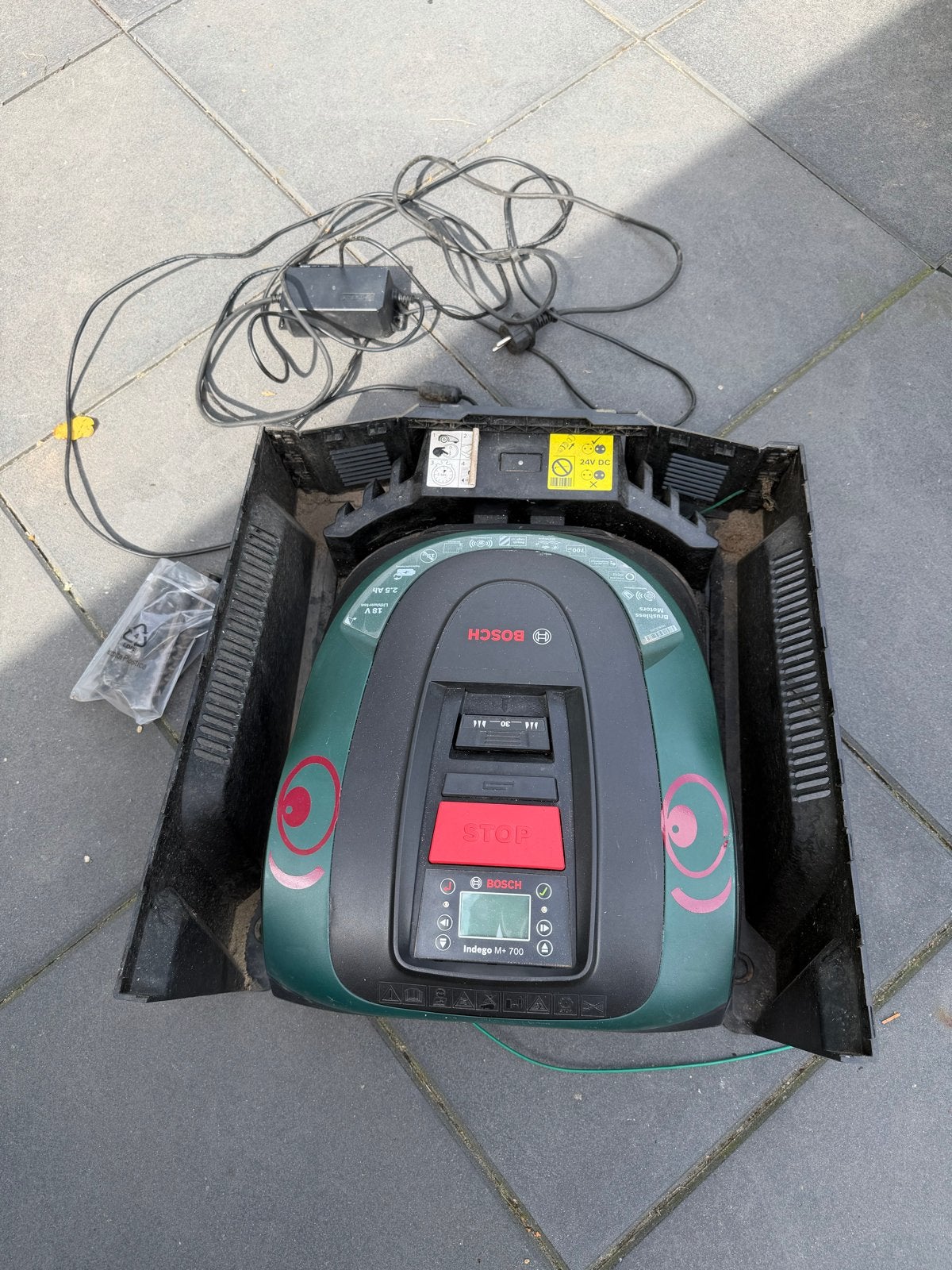 Bosch Indego M 700 robotmaaier met laadstation en toebehoren, Tuin en Terras, Grasmaaiers, Ophalen, Cirkelmaaier, Gebruikt, Accu-grasmaaier