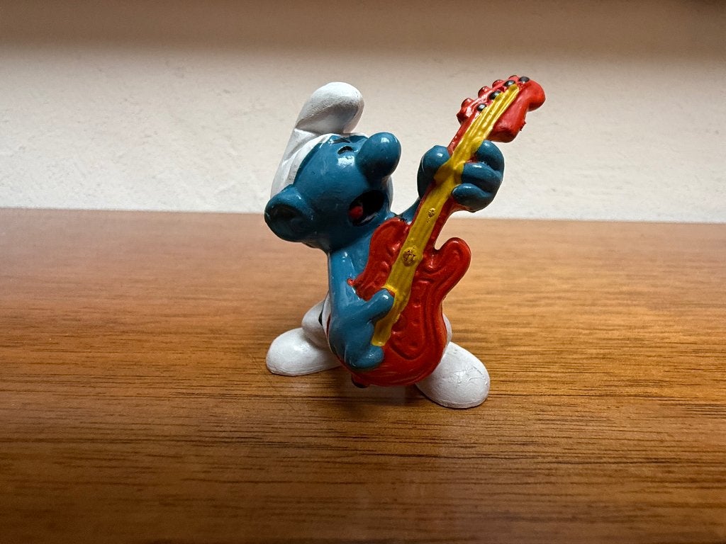 Smurf met gitaar - oranje/rode gitaar – gele snaren, Verzamelen, Smurfen, Ophalen of Verzenden, Gebruikt, Overige Smurfen, Poppetje, Figuurtje of Knuffel
