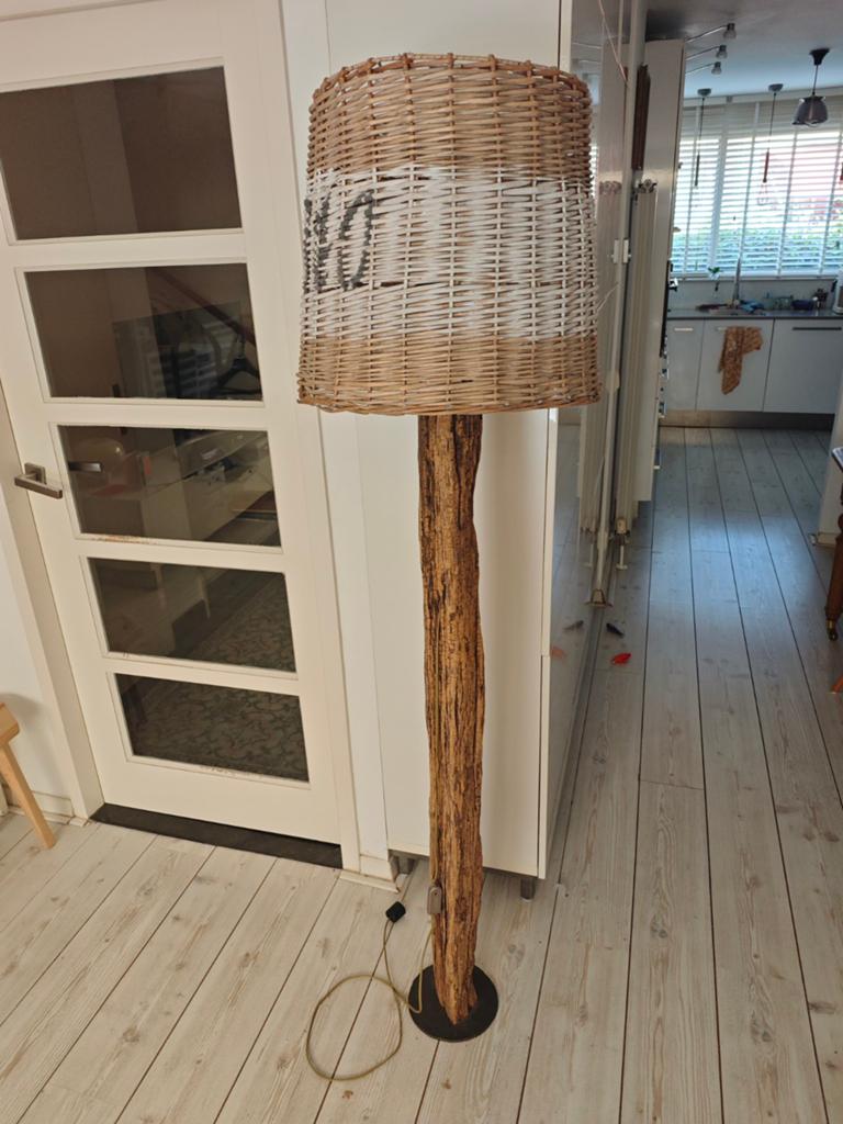Unieke staande lamp van drijfhout met rieten kap, Ophalen, Gebruikt, Rustiek, Landelijk, Bohemian, Overige materialen