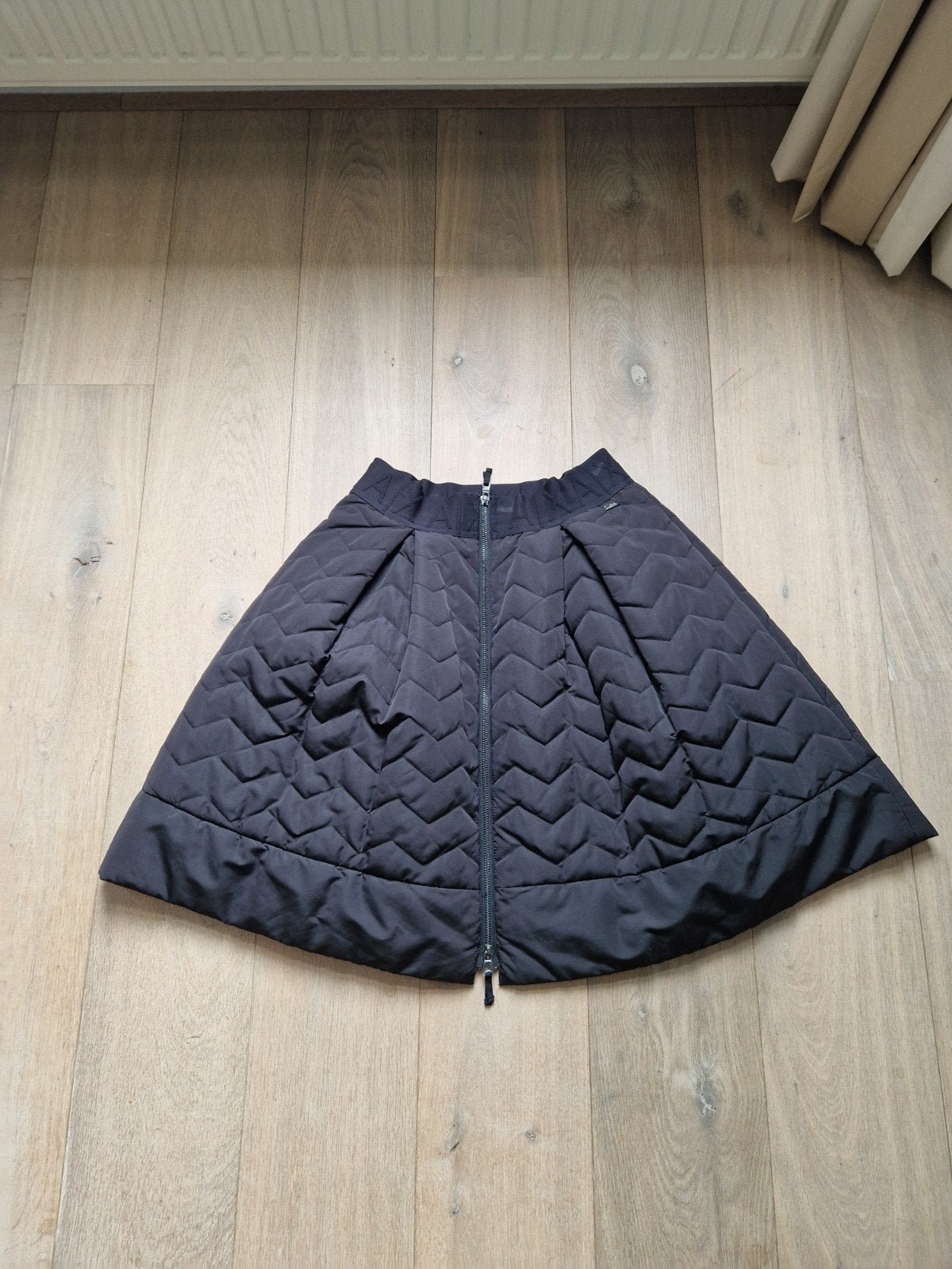 Armani Exchange gewatteerde rok met rits, maat S, Zwart, Ophalen of Verzenden, Zo goed als nieuw, Maat 36 (S)