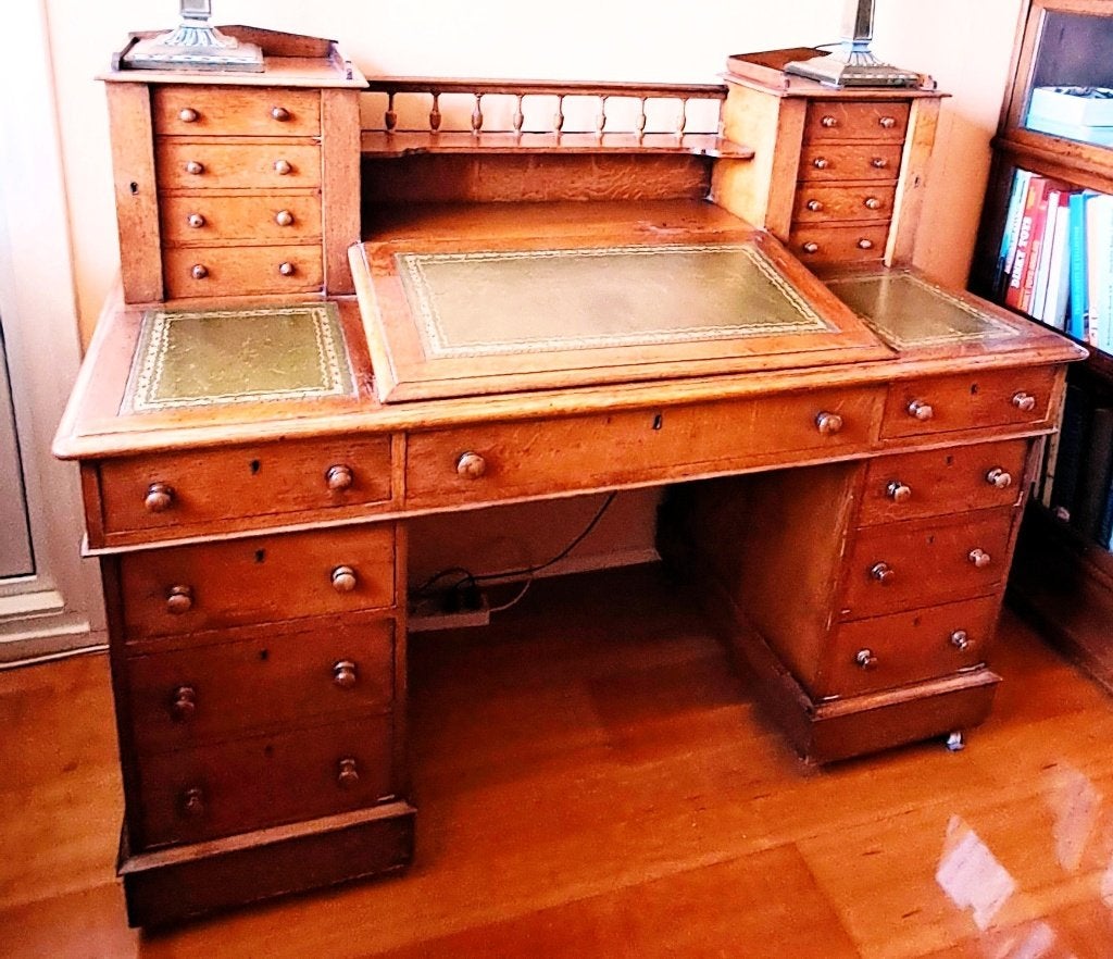 Foto 17 van Uniek Antiek Eiken Dickens Bureau (ca. 1910) – Blikvanger!
