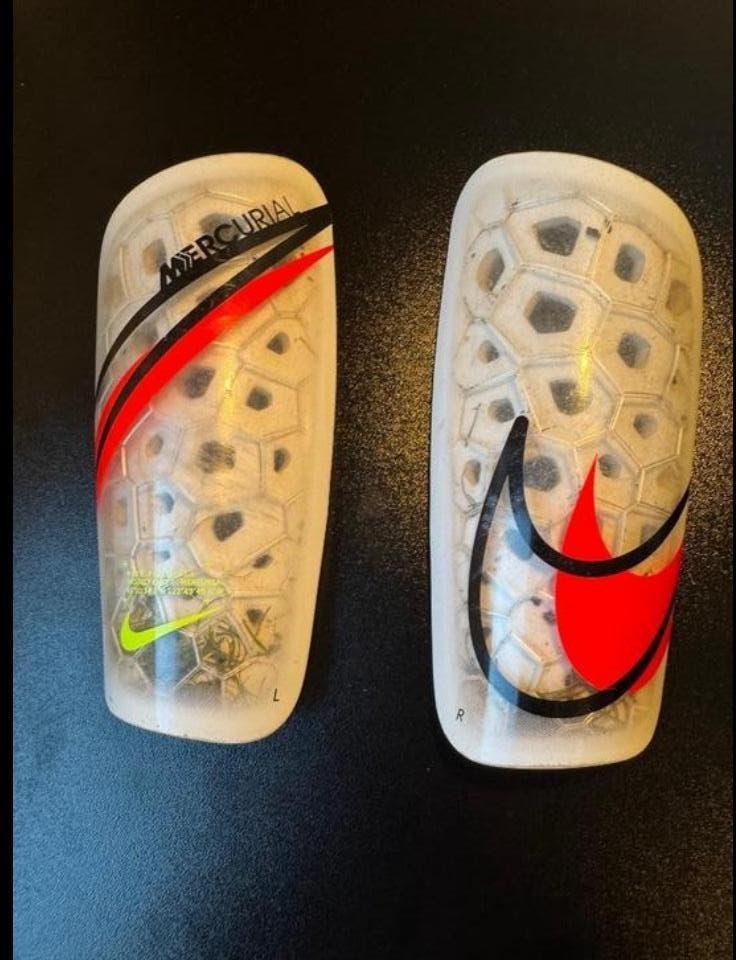 scheenbeschermers, Ophalen of Verzenden, Zo goed als nieuw, Nike, Jongen