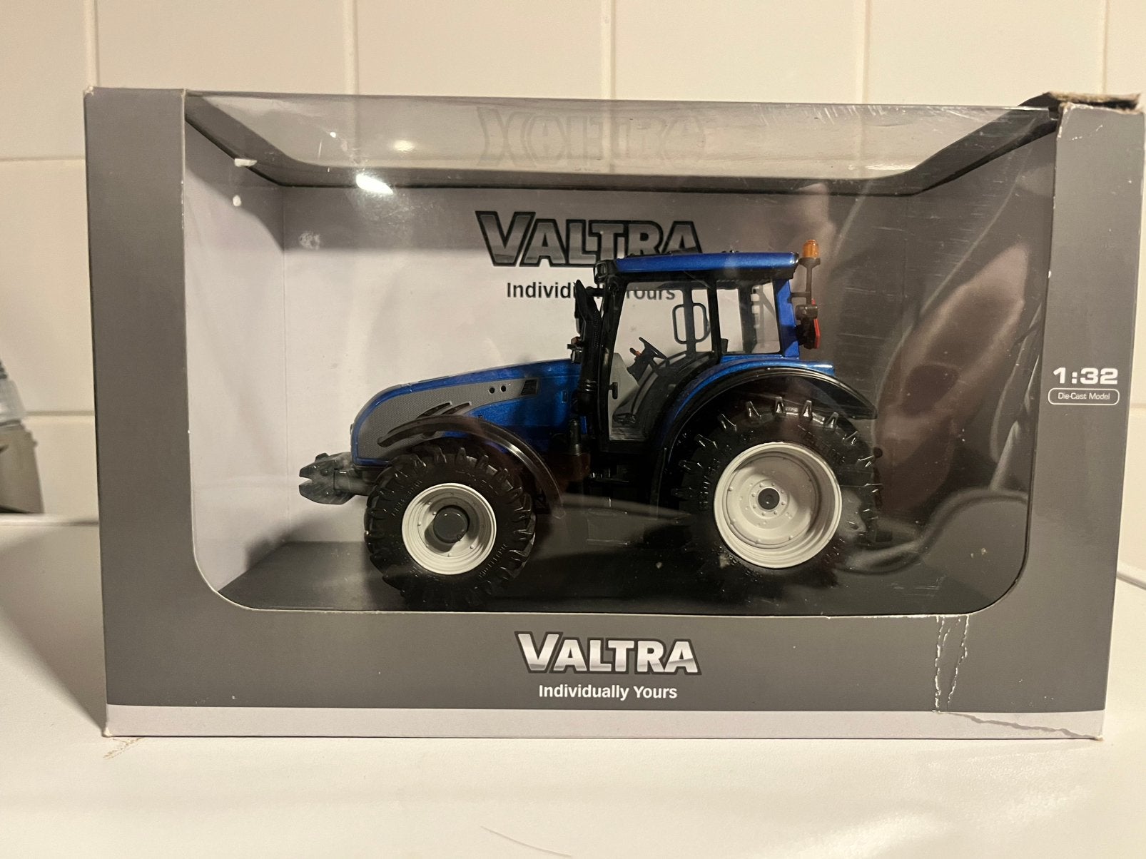 Valtra T213 Blauw UH, Ophalen of Verzenden, Zo goed als nieuw, Tractor of Landbouw, Universal Hobbies