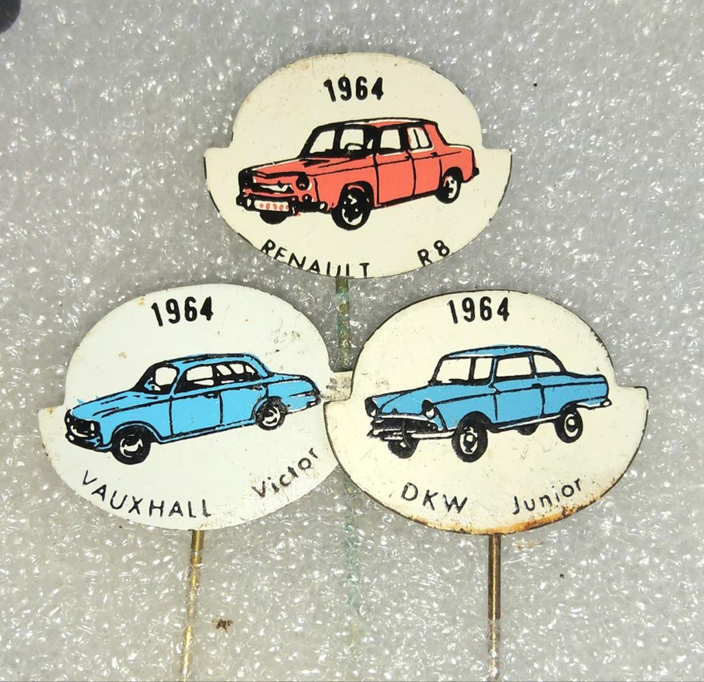 Set van 3 vintage autoschildjes uit 1964, Ophalen of Verzenden, Gebruikt, Transport, Speldje of Pin