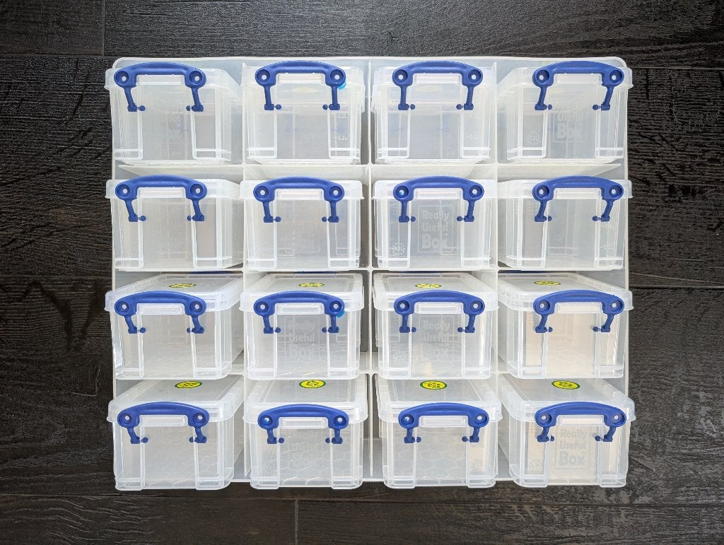Really Useful Boxes Muurkubus met 16 Boxen 0,3 Liter, Ophalen of Verzenden, Zo goed als nieuw, 250 mm of meer