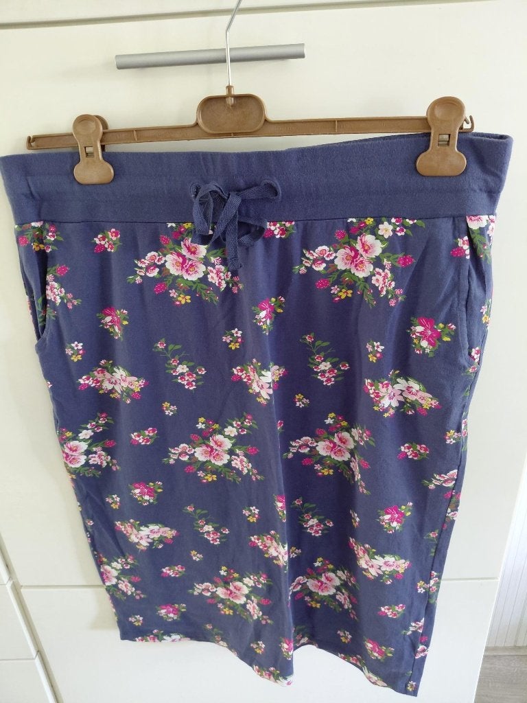 Rok in blauw met bloemetjes. Maat xl. Dit valt als maat 44., Blauw, Maat 42/44 (L), Ophalen of Verzenden, Zo goed als nieuw