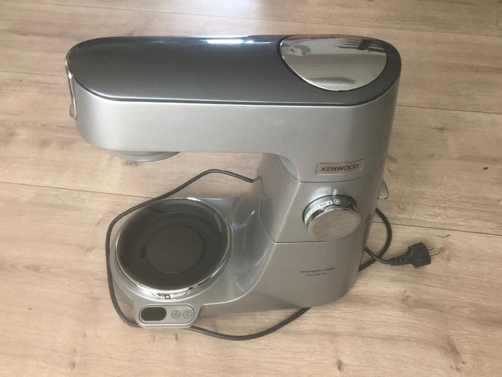 Keukenmachine van Kenwood met veel accessoires., Ophalen, 4 liter of meer, Gebruikt, 3 snelheden of meer