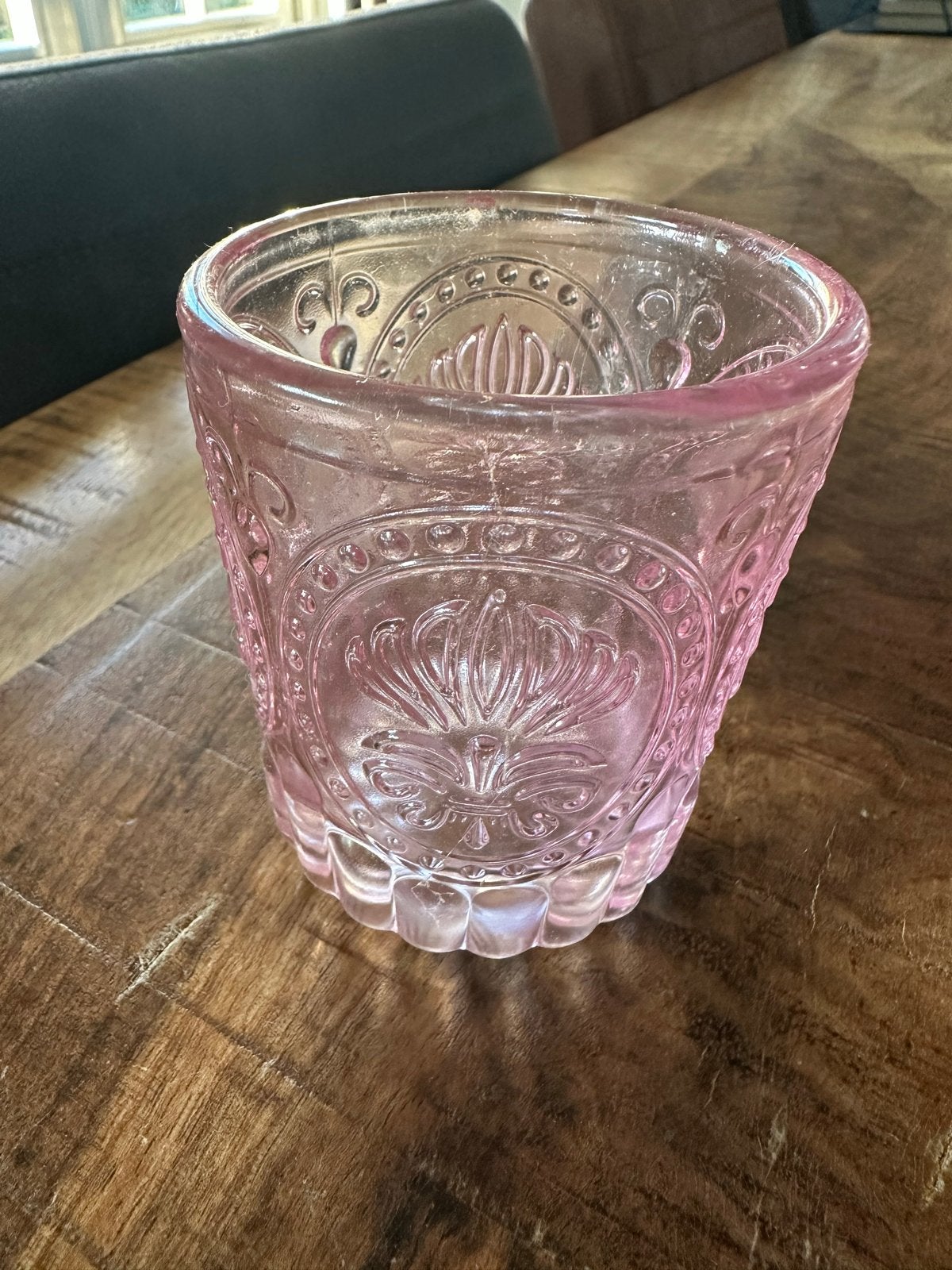 Roze glazen waxinelichthouder met reliëf, Waxinelichthouder, Ophalen of Verzenden, Roze, Glas