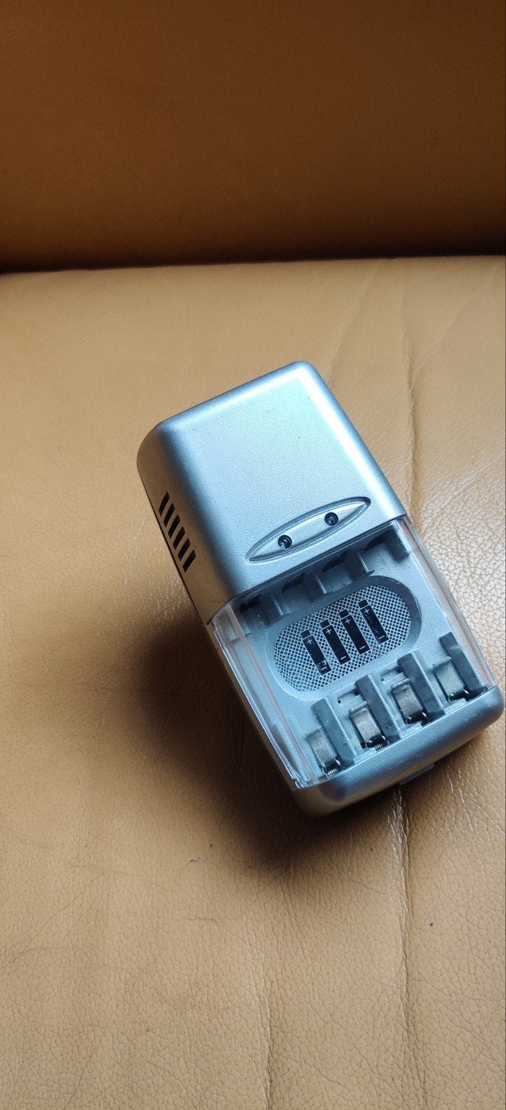 Acculader voor NiCd en NiMH batterijen, Ophalen of Verzenden, Gebruikt